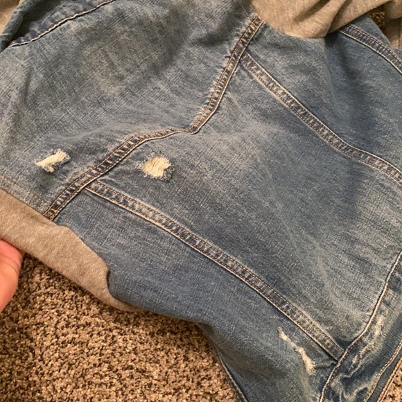 Distressed hollister Jean jacket with sleeves - Picture 4 of 5